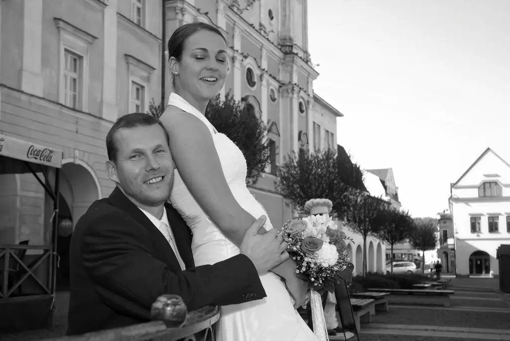 nevesta a ženích v meste
