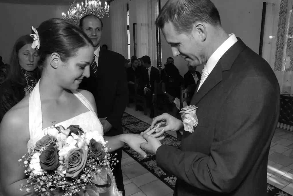 manželia si dávajú prsteň