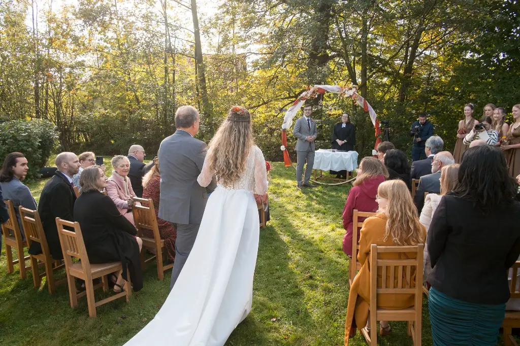 nevesta prichádza k ženíchovi