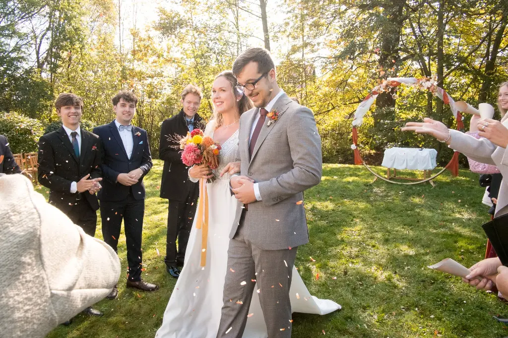 mladomanželia v parku