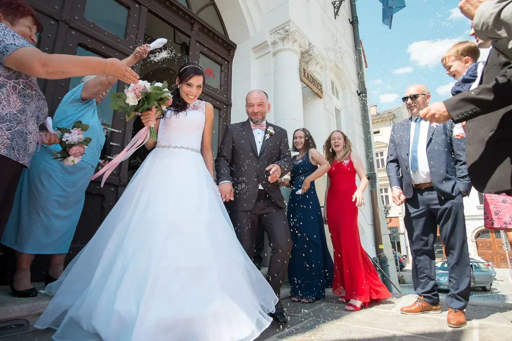 mladomanželia v meste