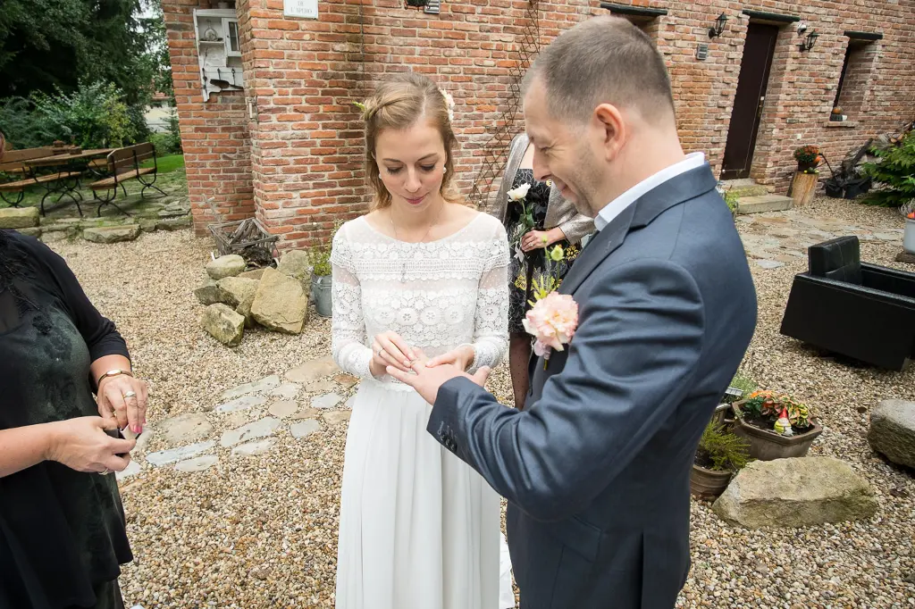 manželia si dávajú prsteň